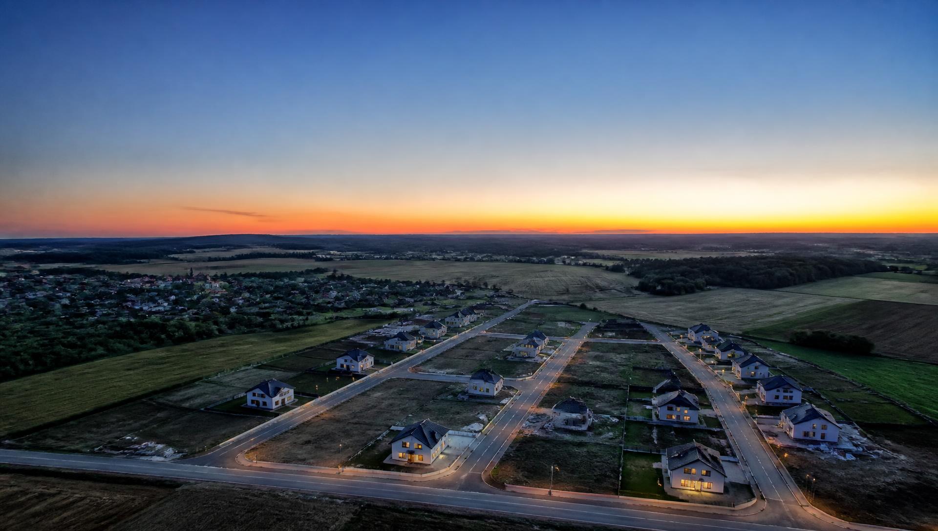 Vedere aeriană la amurg asupra unei zone rezidențiale în dezvoltare